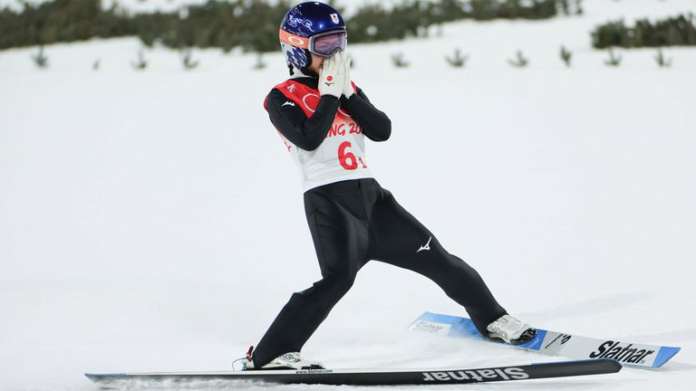 Der Anzug von Sara Takanashi wurde als zu groß eingestuft.