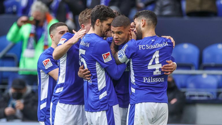 Schalke 04 dreht einen 0:1 Rückstand gegen Jahn Regensburg.