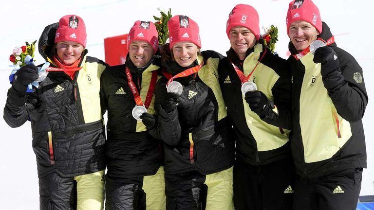 Emma Aicher, Lena Dürr, Julian Rauchfuß, Alexander Schmid und Linus Straßer (v.l.n.r.) feiern die Silbermedaille.