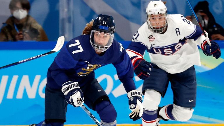 Susanna Tapani  (l.) erzielt einen regulären Treffer, der aber zunächst nicht gegeben wird.