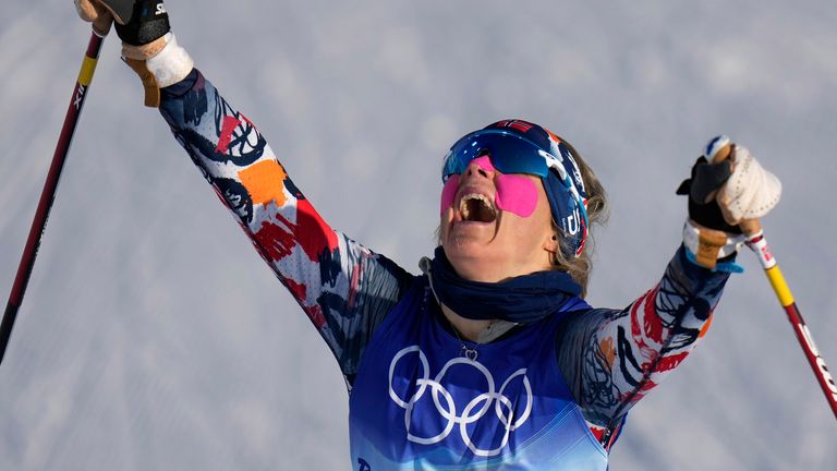 Therese Johaug freut sich riesig über ihre Goldmedaille.