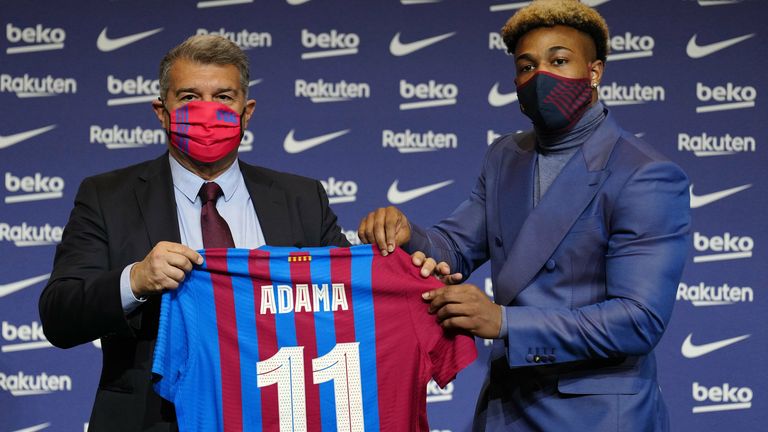 Adama Traore (r.) kehrt leihweise zum FC Barcelona zurück.