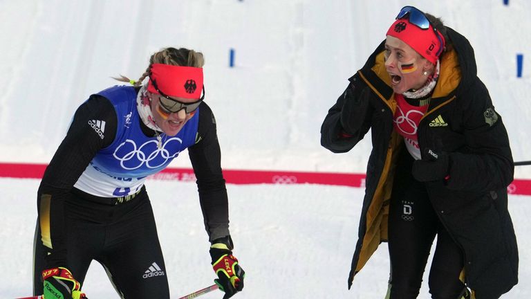 Auch einen Tag später können Victoria Carl (l.) und Katharina Hennig ihren Gold-Coup nicht begreifen.