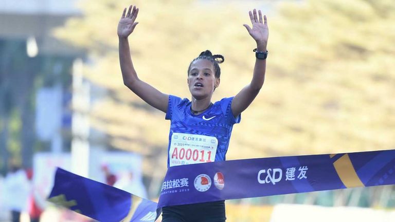 Die Äthiopierin Yalemzerf Yehualaw hat den Weltrekord im 10-km-Straßenlauf pulverisiert.