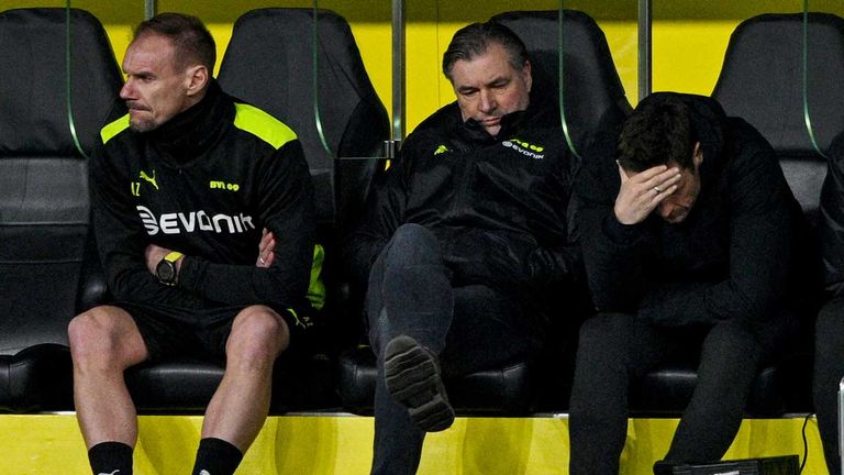 BVB-Manager Michael Zorc (M.) ist nach dem Auftritt des BVB gegen Glagow fassungslos.