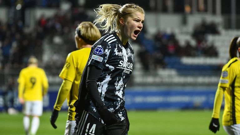 2018 war Ada Hegerberg die erste Frau die mit einem Ballon d'Or ausgezeichnet wurde. Nach einer 20-monatigen (!) Verletzungspause ist die Norwegerin seit letztem Oktober zurück und wieder trefffreudig auf dem Platz unterwegs. 