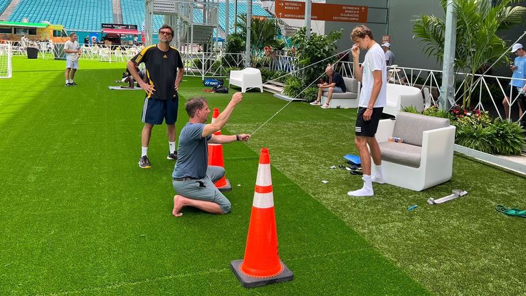 Alexander Zverev (rechts) im Neuroathletik-Training im Hard Rock Stadium von Miami mit Trainer Sergi Bruguera (hinten) sowie Neuroathletik-Coach Lars Lienhard. Foto: Alexander Will