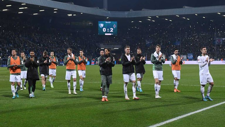 Die Mannschaft von Borussia Mönchengladbach kehrt auf den Platz zurück und verabschiedet sich von seinen Fans.