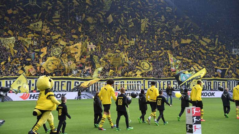 Die Spieler von Borussia Dortmund laufen gegen Leipzig in Sondertrikots auf.