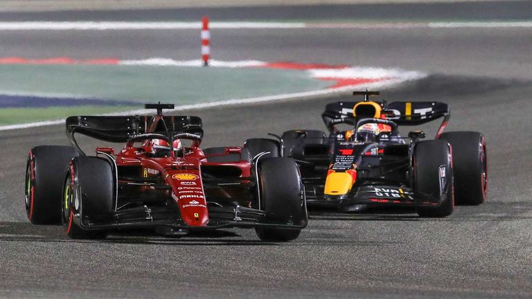 Ferrari-Pilot Charles Leclerc (vorne) im Duell mit Max Verstappen (Red Bull).