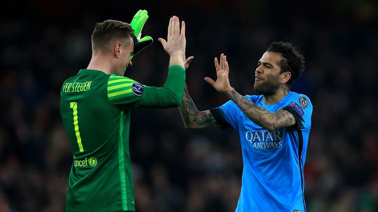 ABWEHR: Dani Alves (FC Barcelona) - spielt seit dieser Saison wieder mit ter Stegen zusammen.