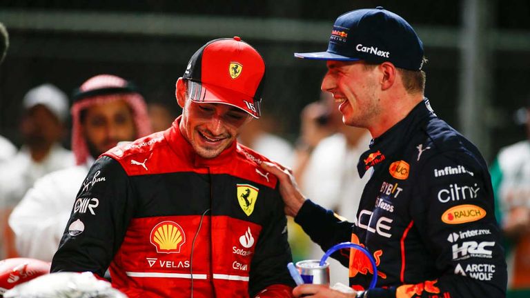 Ferrari-Pilot Charles Leclerc (l.) und Red-Bull-Weltmeister Max Verstappen nach dem GP in Jeddah.