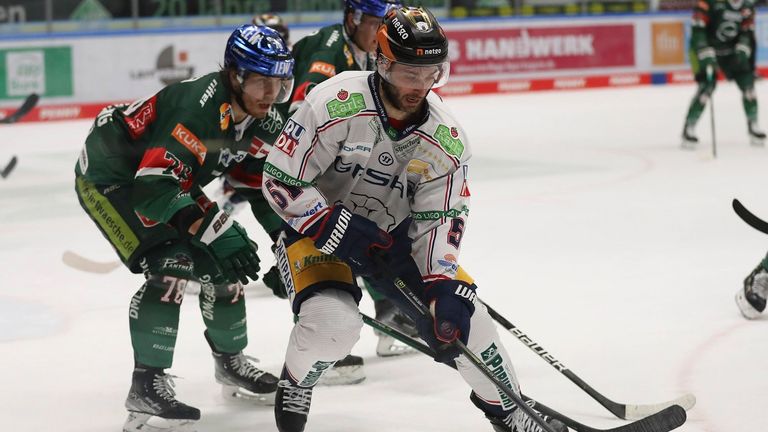 Frans Nielsen (r.) musste sich mit seinen Eisbären Berlin dem Team von Chad Nehring (l.) aus Augsburg geschlagen geben. 