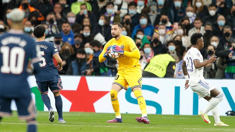 Wird das Torwart-Toptalent Gianluigi Donnarumma den Pariser Klub im Sommer schon wieder verlassen?