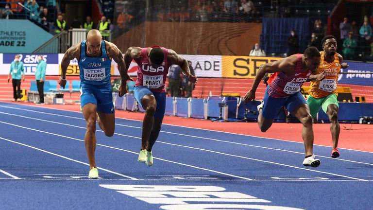 Lamont Marcell Jacobs (l.) gewinnt in Belgrad Gold über 60m.