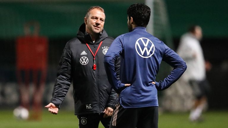 Bundestrainer Hansi Flick kritisiert die WM-Vergabe nach Katar.