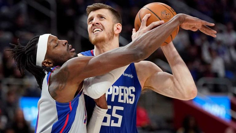 Isiah Hartenstein (r.) von den Los Angeles Clippers kommt am Ende gegen die Detroit Pistons auf zwölf Punkte.