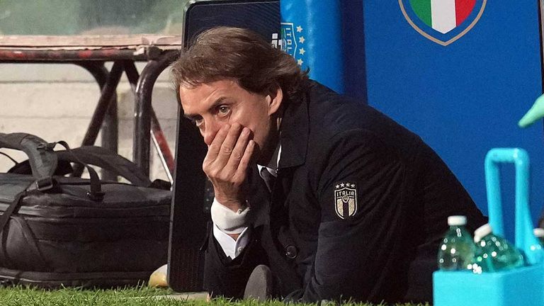Italiens Nationaltrainer Roberto Mancini sitzt nach dem WM-Aus enttäuscht auf der Ersatzbank.