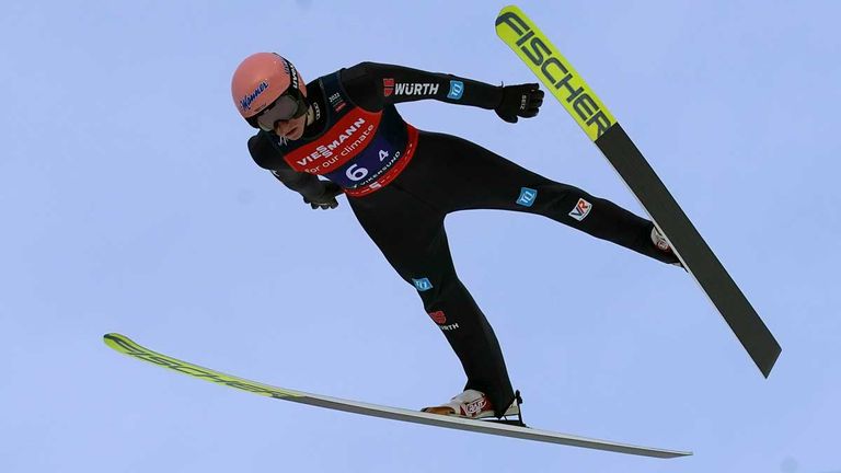 Karl Geiger sichert den DSV-Adlern mit einem weiten Flug auf 238 Metern die Silbermedaille bei der Skiflug-WM. 