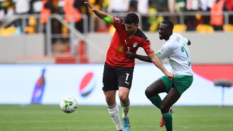 Beim WM-Qualifikationsspiel zwischen dem Senegal und Ägypten kam es zu einem Laserpointer-Skandal. (Spieler im Bild: M. Hassan (l.), Y. Salaby (l.))