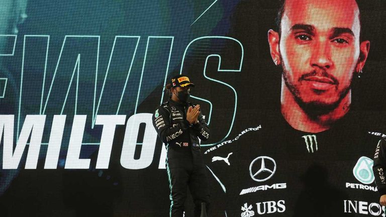 2021: Titelverteidiger Lewis Hamilton gewann den Saisonauftakt in Bahrain vor Max Verstappen. Der Beginn einer spannender Saison.