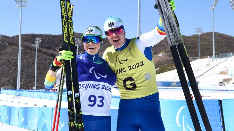 Linn Kazmaier (l.) und ihr Guide Florian Baumann freuen sich über die Silbermedaille im Langlauf bei den Paralympics in Peking.
