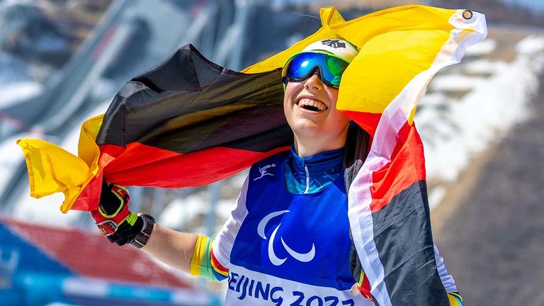 Linn Kazmaier gewinnt mit erst 15 Jahren Gold bei den Paralympics im Lamnglauf. 