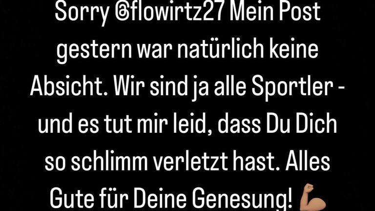 Kölns Luca Kilian entschuldigt sich bei Leverkusens Florian Wirtz.