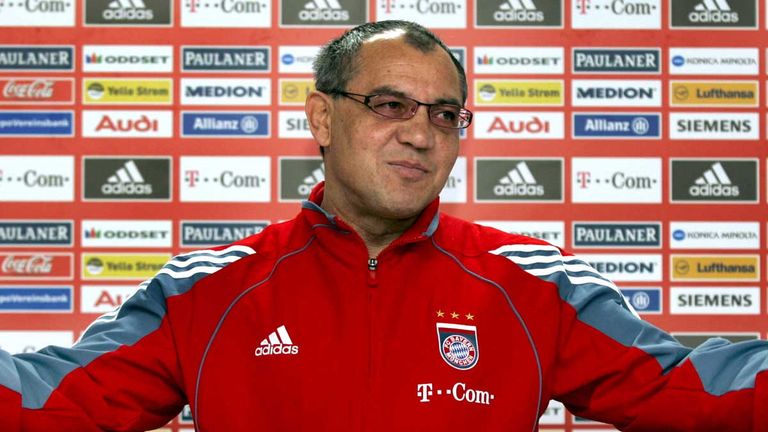 Seine bisherigen Stationen als Bundesliga-Trainer waren: Hamburger SV (58), Werder Bremen (22), Eintracht Frankfurt (36), VfB Stuttgart (114), Bayern München (87), VfL Wolfsburg (118) und FC Schalke (60)