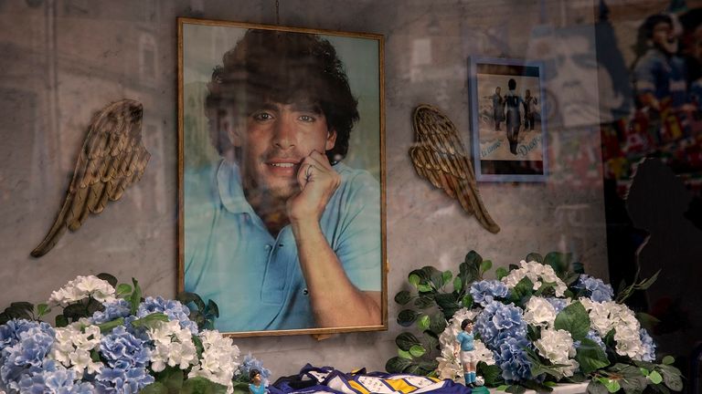 Ein Jahr nach dem Tod des Fußballstars in einer privaten Wohnanlage nördlich von Buenos Aires wird Maradona mit Huldigungen, Fernsehserien und Denkmälern gedacht