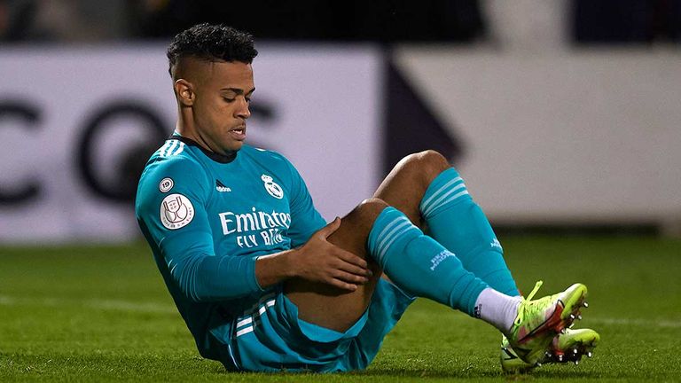 MARIANO DIAZ: Der Mittelstürmer kommt wie Jovic nicht über die Rolle des Ergänzungsspielers hinaus, an Karim Benzema gibt es seit Jahren kein Vorbeikommen. In dieser Saison stand er wettbewerbsübergreifend gerade einmal 228 Minuten auf dem Platz.