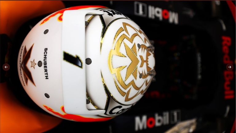 Max Verstappen: Der Helm ist überwiegend in weiß gehalten mit goldenen Applikationen, die einen Tiger-Kopf erkennen lassen. Oben auf: die weltmeisterliche Nummer 1. (Bildquelle: Twitter @redbullracing)
