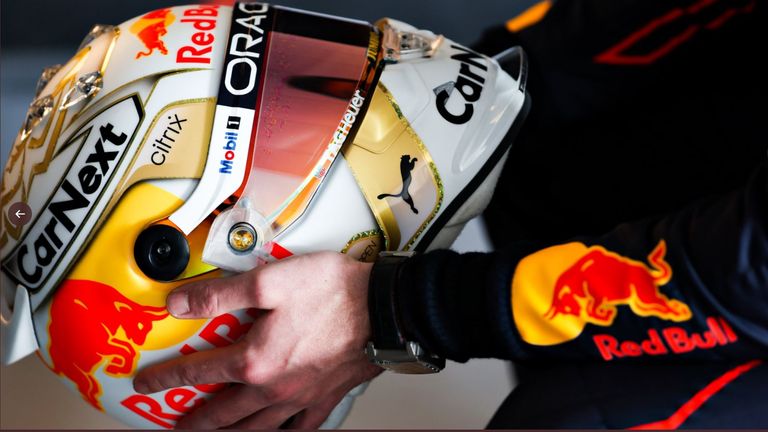 Max Verstappen: Der neue Weltmeister oräsentiert seinen neuen Helm. Viel weiß, ein wenig gold und Sponsoren-Logos zieren das Stück. Das Visier ist verspiegelt. (Bildquelle: Twitter @redbullracing)