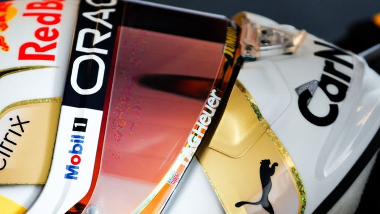 Max Verstappen hat seinen Weltmeister-Helm präsentiert. (Bildquelle: Twitter @redbullracing)