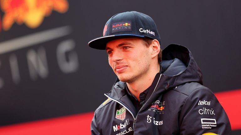 Mit 43% der Stimmen habt ihr Max Verstappen zu eurem Weltmeister der neuen Saison gewählt. Lewis Hamilton landet auf Platz 2 mit 23% und Charles Leclerc auf Platz 3 mit 10%. Sebastian Vettel immerhin auf Platz 5 und Mick Schumacher etwas abgeschlagen auf Platz 9.