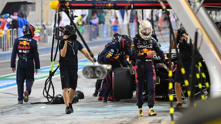 Red Bull um Weltmeister Max Verstappen (r.) erlebt in Bahrain nicht nur auf der Strecke sondern auch in der Pitlane einen Rückschlag.