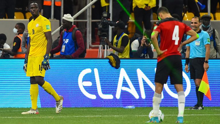 Beim WM-Qualifikationsspiel zwischen dem Senegal und Ägypten kam es zu einem Laserpointer-Skandal. (Spieler im Bild: E. Mendy (l.), A. Al-Sulaya (r.))