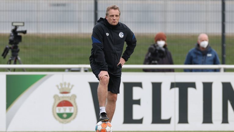 Schalke Interimstrainer Mike Büsken wollte sich der Verantwortung nicht entziehen, obwohl er eigentlich nicht mehr geplant hatte noch einmal Cheftrainer zu sein. 