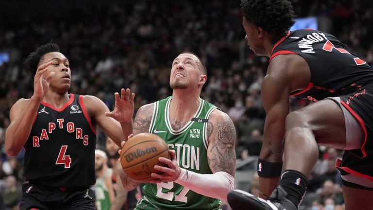 Daniel Theis (mitte) und die Boston Celtics verlieren gegen die Toronto Raptors.