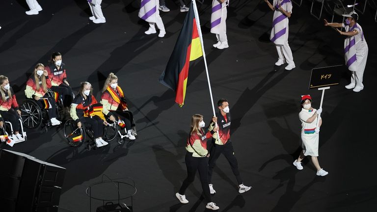 Bei der paralympischen Eröffnungsfeier 2021 in Tokyo trugen Mareike Miller und Michael Teuber die deutsche Fahne.