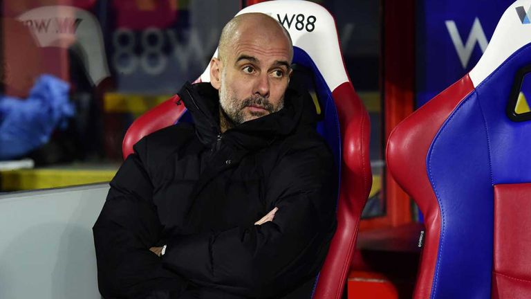 City-Coach Pep Guardiola sitzt völlig ruhig auf der Bank im Selhurst Park.