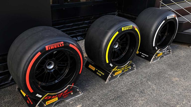 Auch in der Saison 2022 haben die Pirelli-Reifen zur Unterscheidung der Mischungen die drei obligatorischen Farben Rot, Gelb und Weiß.