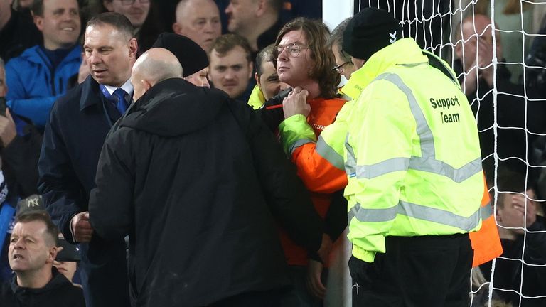 Ein Fan hatte sich während des Spiels FC Everton - Newcastle United an einem Pfosten festgebunden.