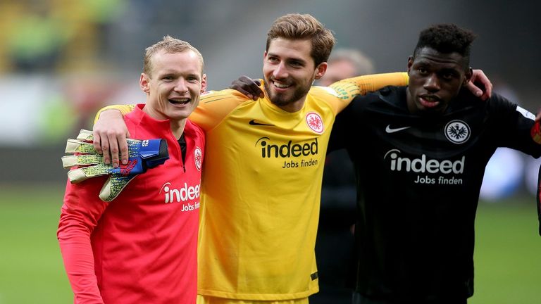 Sebastian Rode und Danny Da Costa neben Kevin Trapp