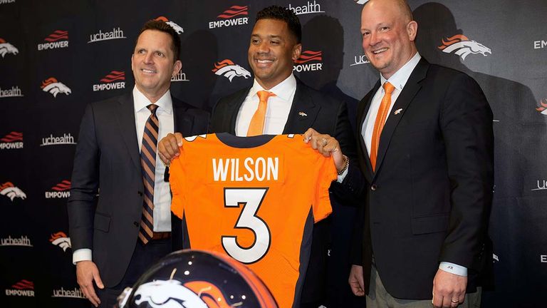 Russell Wilson (M.) wird in Zukunft für die Denver Broncos spielen. 