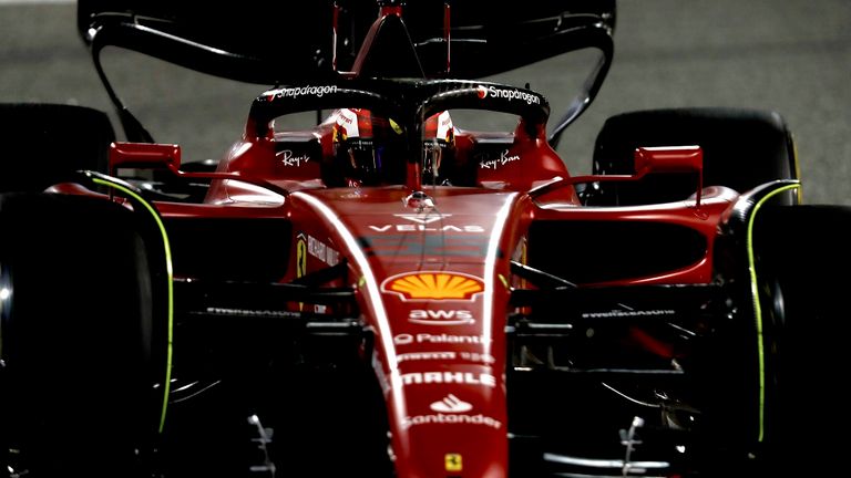Carlos Sainz im Ferrari bei den Testfahrten in Bahrain.