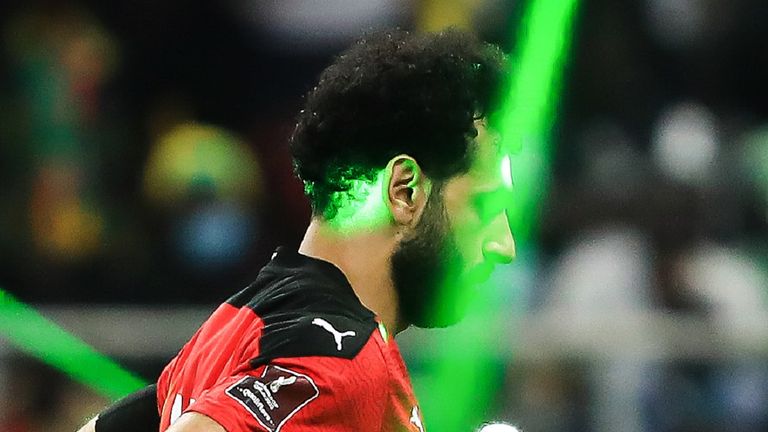 En laserpekerskandale brøt under VM-kvalifiseringen mellom Senegal og Egypt.  (Spiller på bildet: M. Salah)