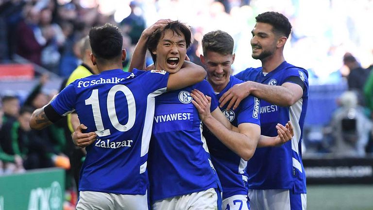 Ko Itakura trifft zum 1:0 für Schalke 04 gegen Hannover 96