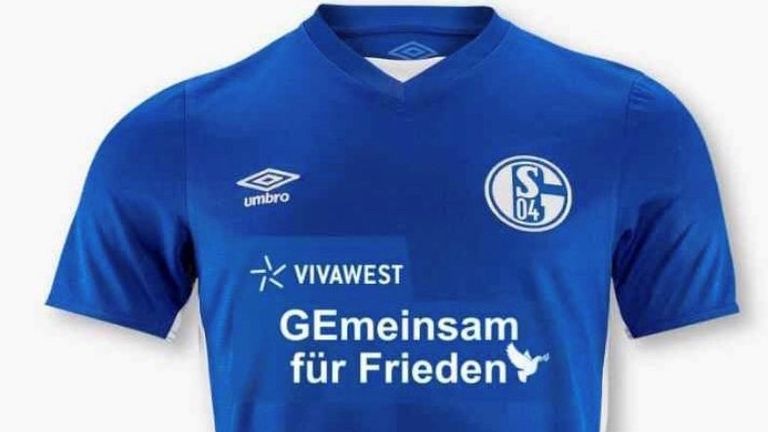 Der FC Schalke spielt mit einem Sonderaufdruck gegen Hansa Rostock.