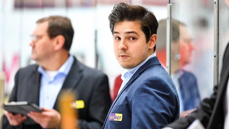 Sergey Saveljev, Klubboss der Krefeld Pinguine, will gegen den drohenden Abstieg aus der DEL vorgehen.